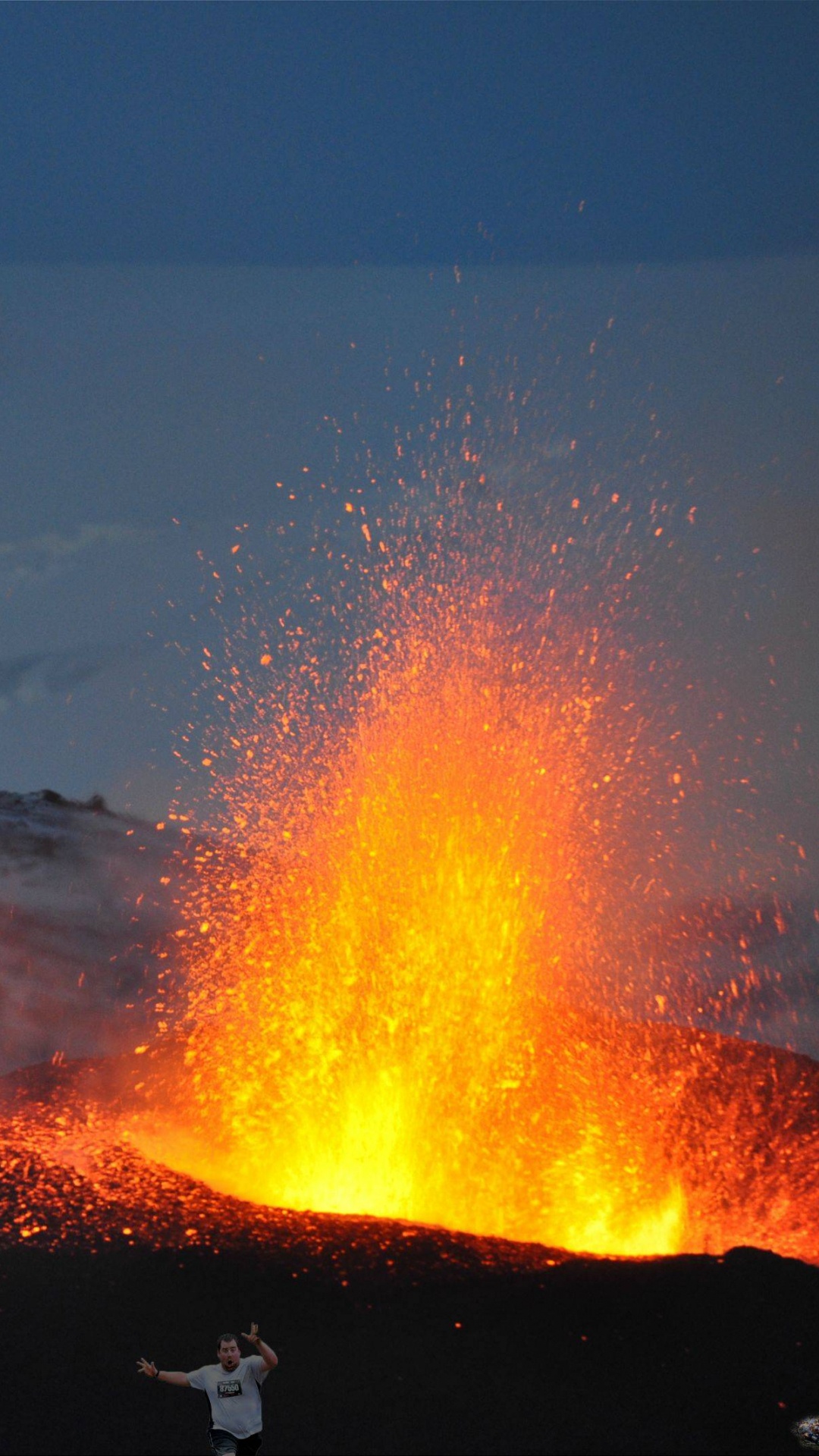 Silhouette Einer Person, Die Nachts Auf Einer Felsformation Steht. Wallpaper in 1080x1920 Resolution