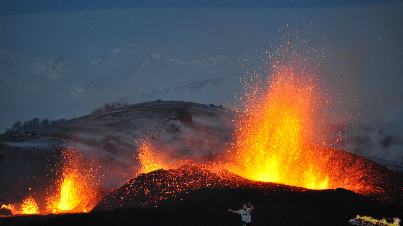 Silhouette Einer Person, Die Nachts Auf Einer Felsformation Steht. Wallpaper in 1366x768 Resolution