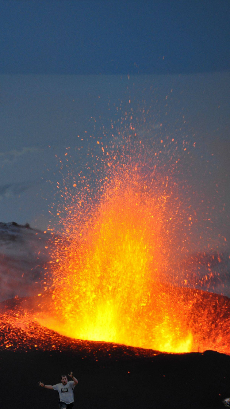 Silueta de Persona de Pie Sobre la Formación Rocosa Durante la Noche. Wallpaper in 750x1334 Resolution