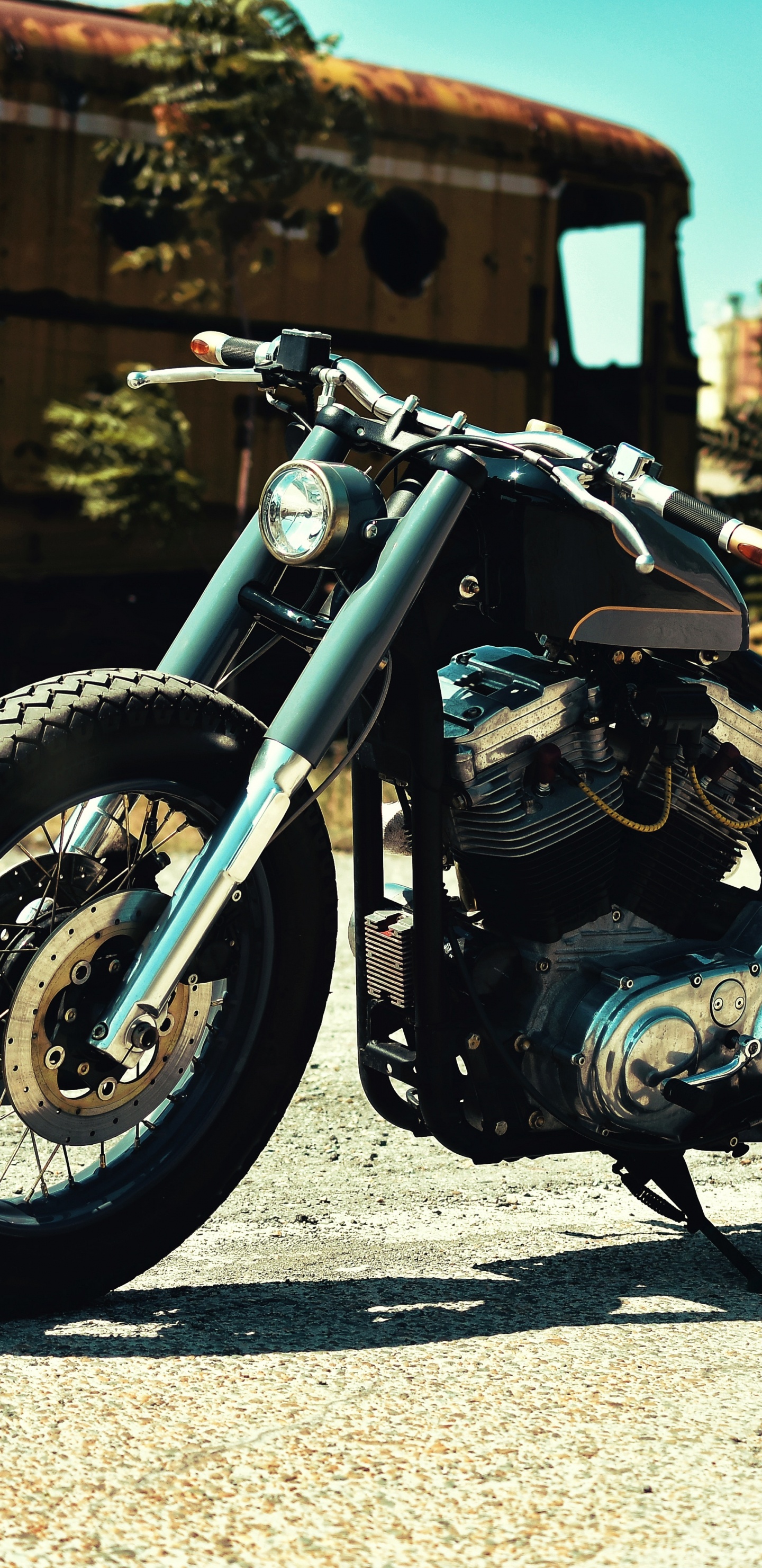 Schwarzes Und Silbernes Cruiser-Motorrad, Das Tagsüber Auf Grauer Asphaltstraße Geparkt Ist. Wallpaper in 1440x2960 Resolution