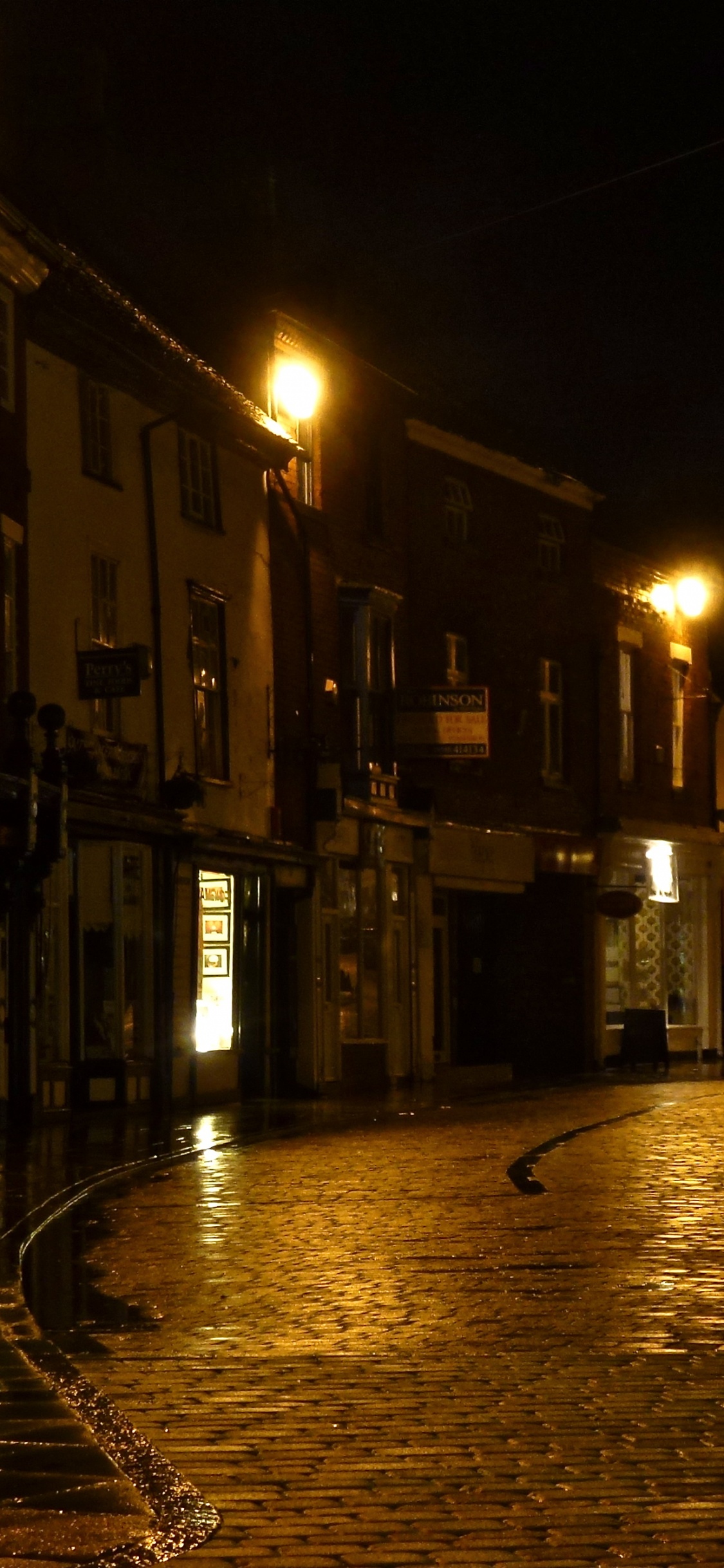 Personnes Marchant Sur le Trottoir Près Des Bâtiments Pendant la Nuit. Wallpaper in 1125x2436 Resolution