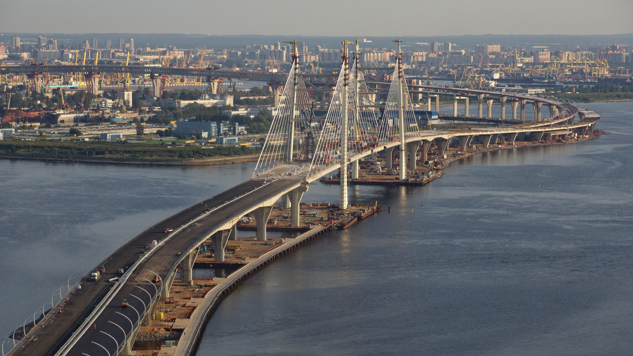 Weiße Brücke Über Dem Gewässer Tagsüber Body. Wallpaper in 2560x1440 Resolution