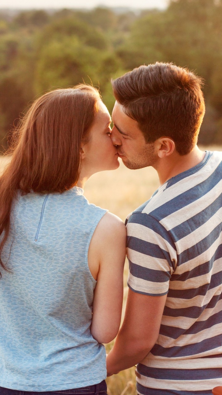 Beso, Internacional de Besar a Día, Romanticismo, Novia, La Gente en la Naturaleza. Wallpaper in 720x1280 Resolution