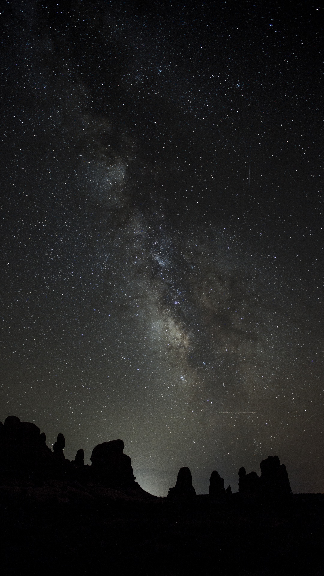 Silueta de Personas Bajo la Noche Estrellada. Wallpaper in 1080x1920 Resolution