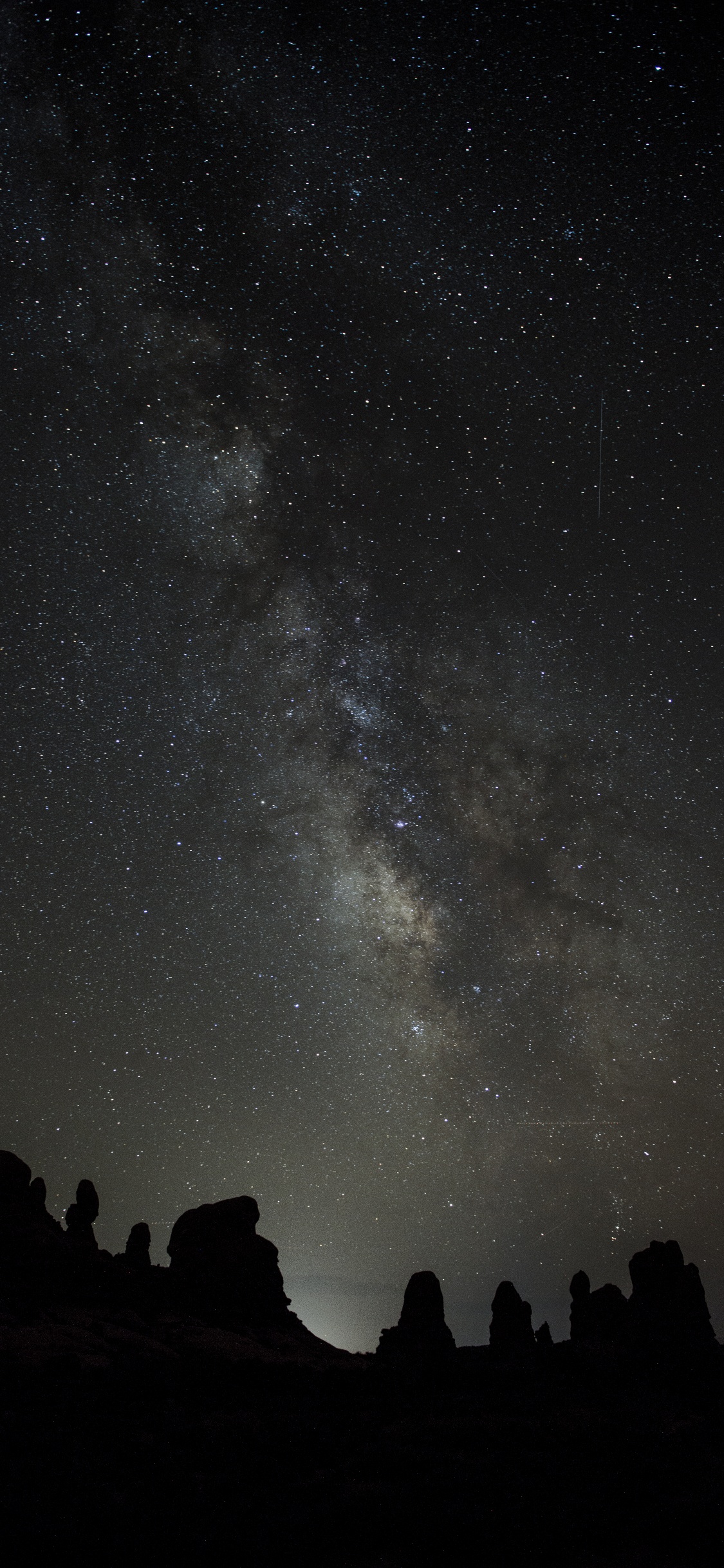 Silhouette de Personnes Sous la Nuit Étoilée. Wallpaper in 1125x2436 Resolution