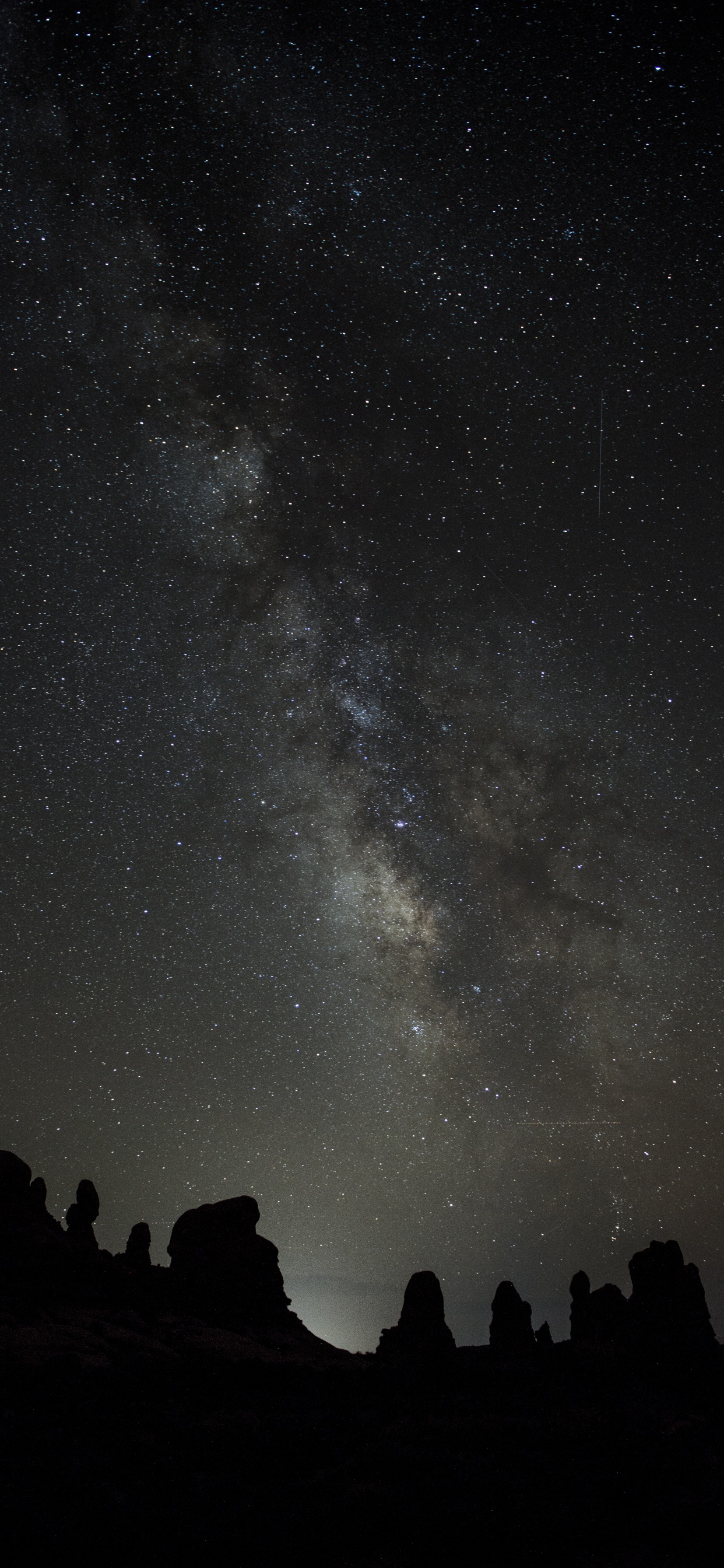 Silhouette de Personnes Sous la Nuit Étoilée. Wallpaper in 1242x2688 Resolution