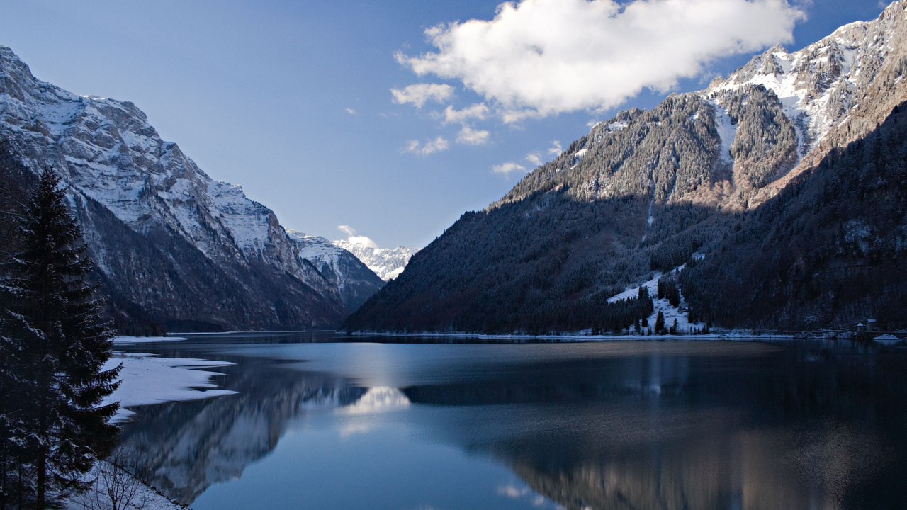 Lago Cerca de la Montaña Bajo un Cielo Azul Durante el Día. Wallpaper in 1280x720 Resolution