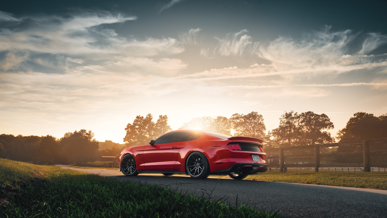 Chevrolet Camaro Rouge Sur Route Pendant le Coucher du Soleil. Wallpaper in 1280x720 Resolution