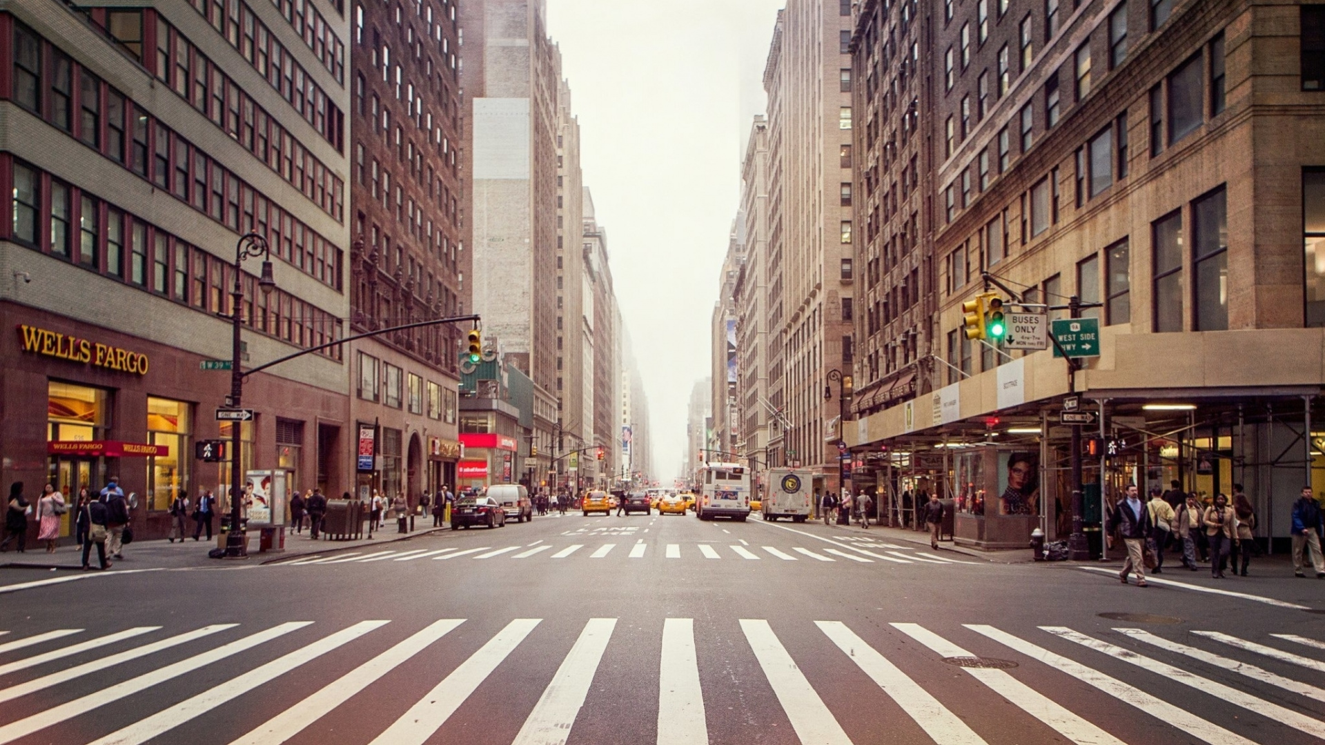 Voitures Sur Route Entre Les Immeubles de Grande Hauteur Pendant la Journée. Wallpaper in 1920x1080 Resolution