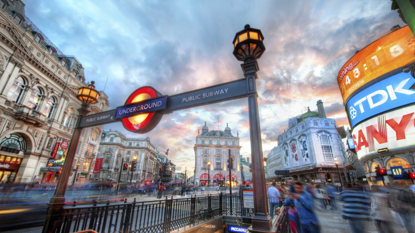 Schwarze Und Orange Straßenlaterne. Wallpaper in 1366x768 Resolution