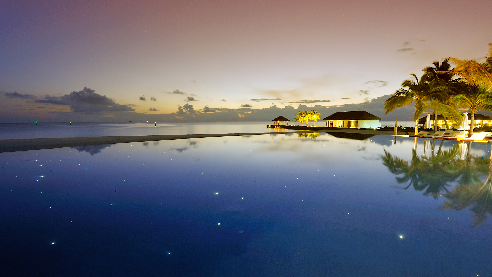 Gewässer in Der Nähe Von Bäumen Während Der Nacht. Wallpaper in 1920x1080 Resolution