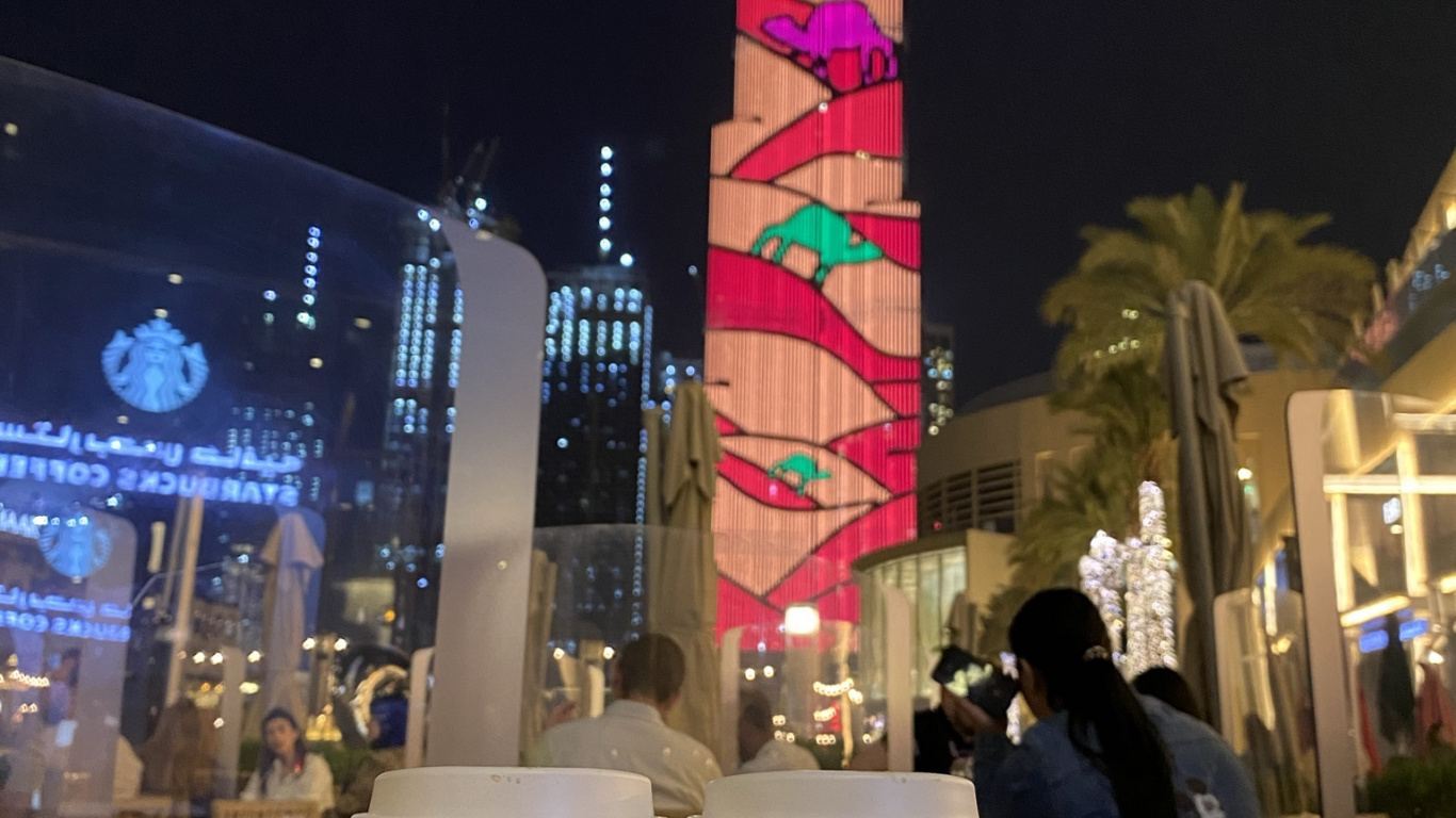 Dubaï, Burj Khalifa, Nouveau Logo Starbucks 2011, Nuit, Verrerie. Wallpaper in 1366x768 Resolution