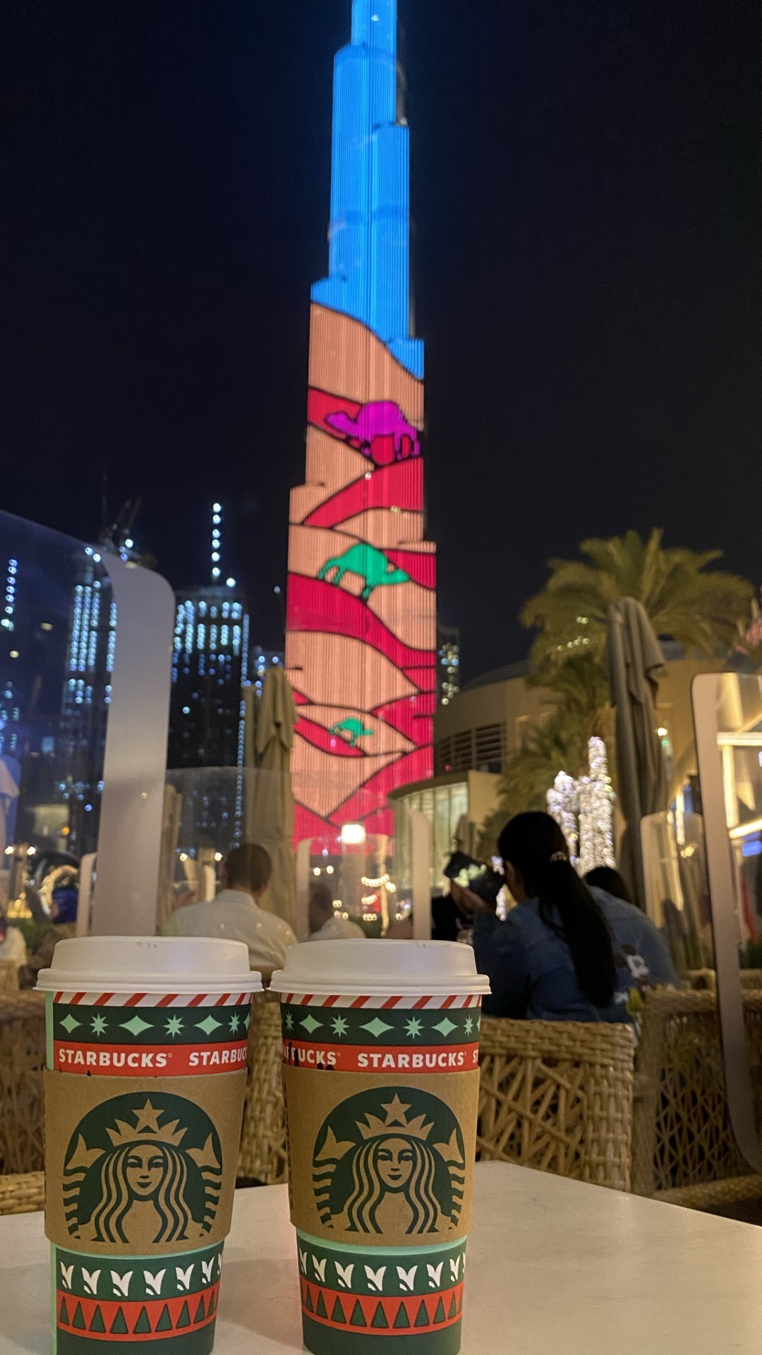 Dubai, Burj Khalifa, Starbucks Neues Logo 2011, Nacht, Drinkware. Wallpaper in 1080x1920 Resolution