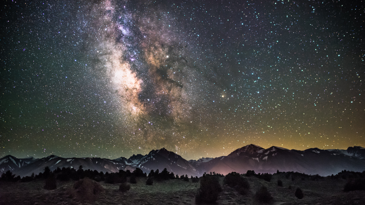 Montaña en Blanco y Negro Bajo un Cielo Azul Con Estrellas Durante la Noche. Wallpaper in 1280x720 Resolution