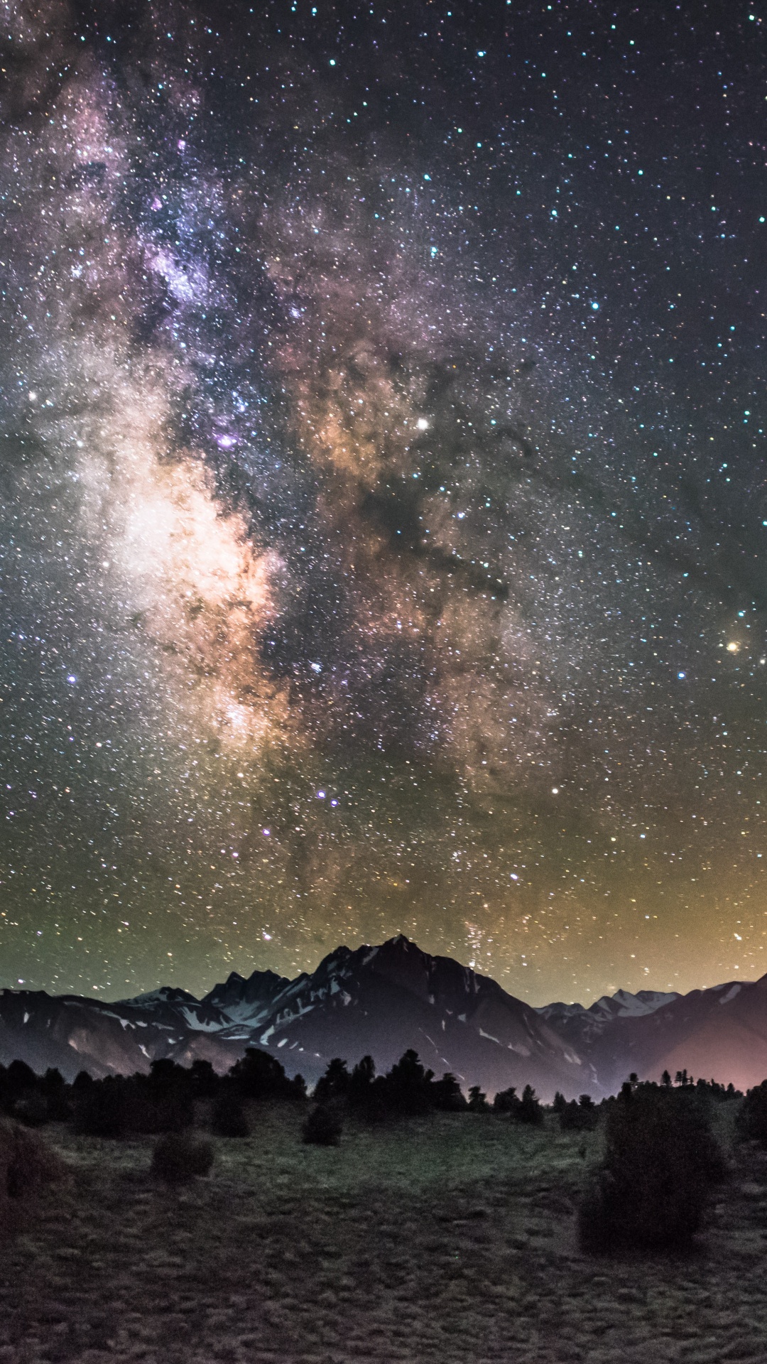 Montagne Noire et Blanche Sous un Ciel Bleu Avec Des Étoiles Pendant la Nuit. Wallpaper in 1080x1920 Resolution