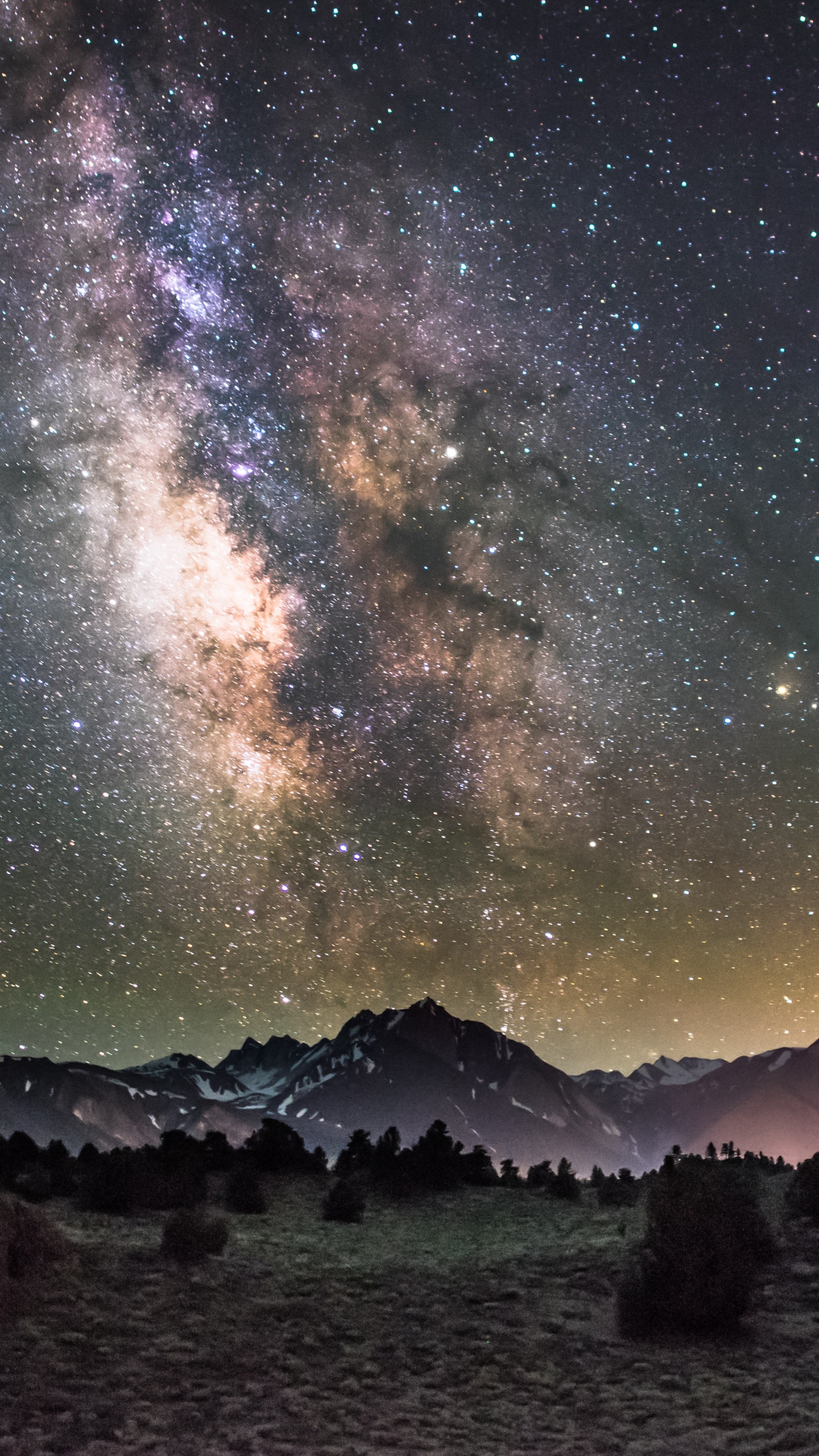 Montagne Noire et Blanche Sous un Ciel Bleu Avec Des Étoiles Pendant la Nuit. Wallpaper in 1440x2560 Resolution