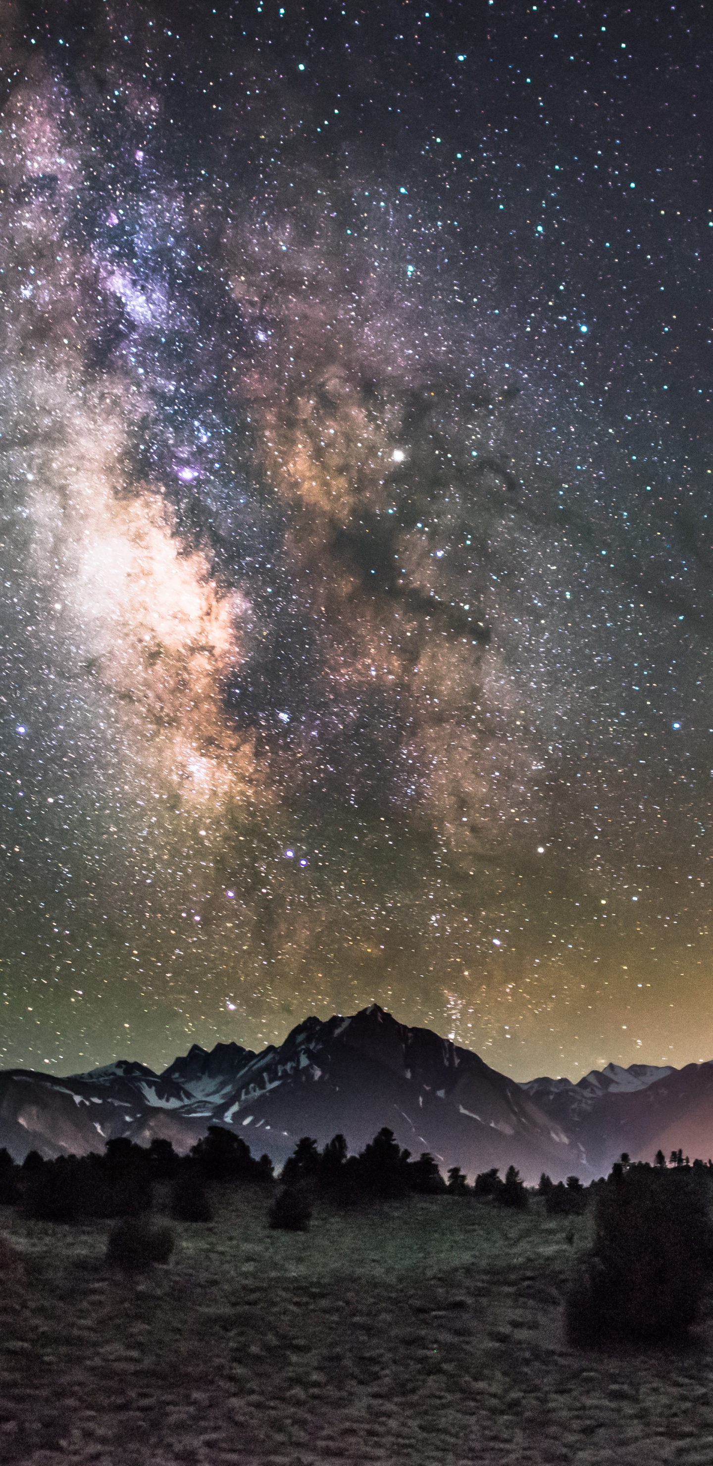 Montagne Noire et Blanche Sous un Ciel Bleu Avec Des Étoiles Pendant la Nuit. Wallpaper in 1440x2960 Resolution