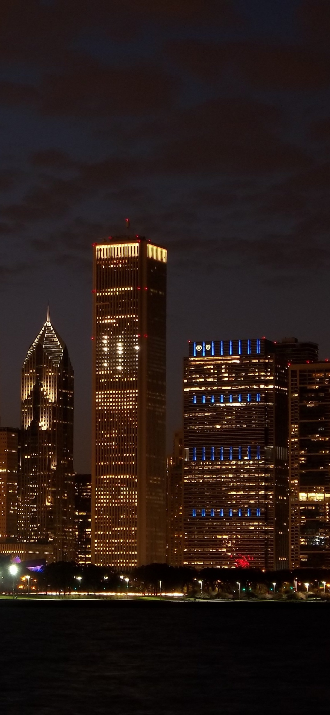 Horizon de la Ville Pendant la Nuit. Wallpaper in 1125x2436 Resolution