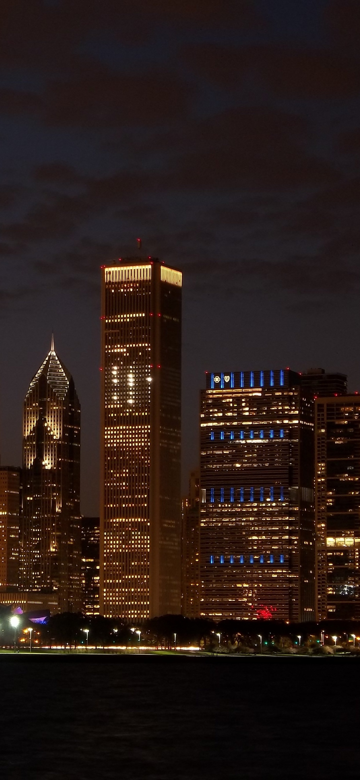 Horizon de la Ville Pendant la Nuit. Wallpaper in 1242x2688 Resolution