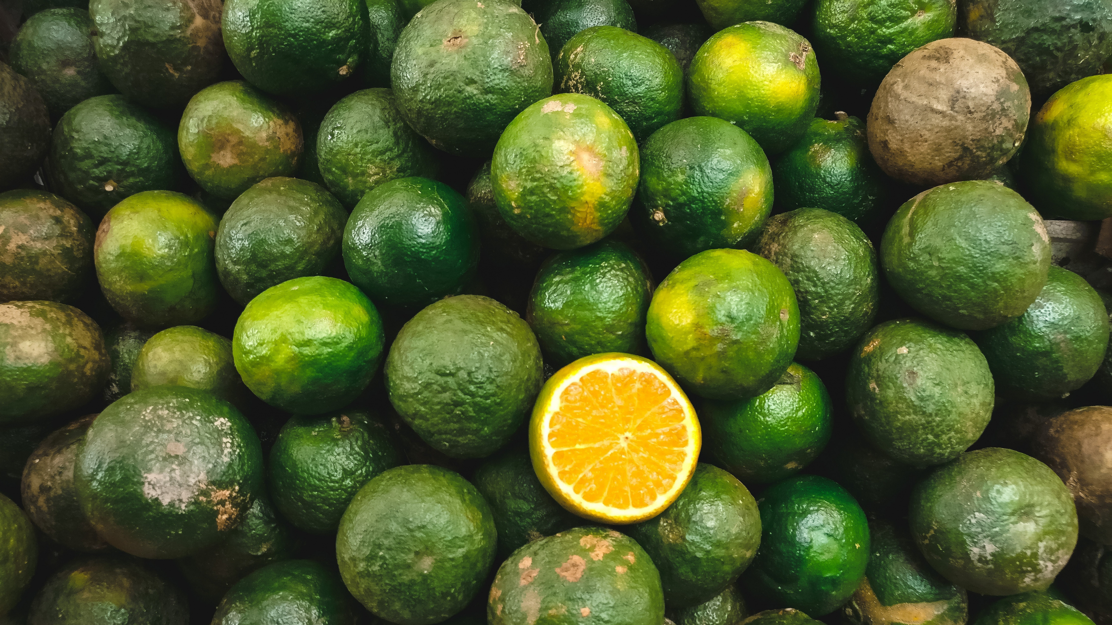 Citron Tranché Sur Fruit Rond Vert. Wallpaper in 3840x2160 Resolution