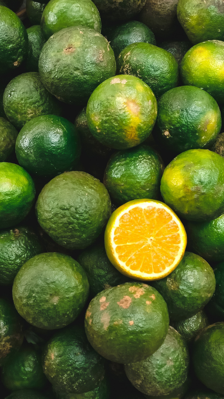 Citron Tranché Sur Fruit Rond Vert. Wallpaper in 750x1334 Resolution