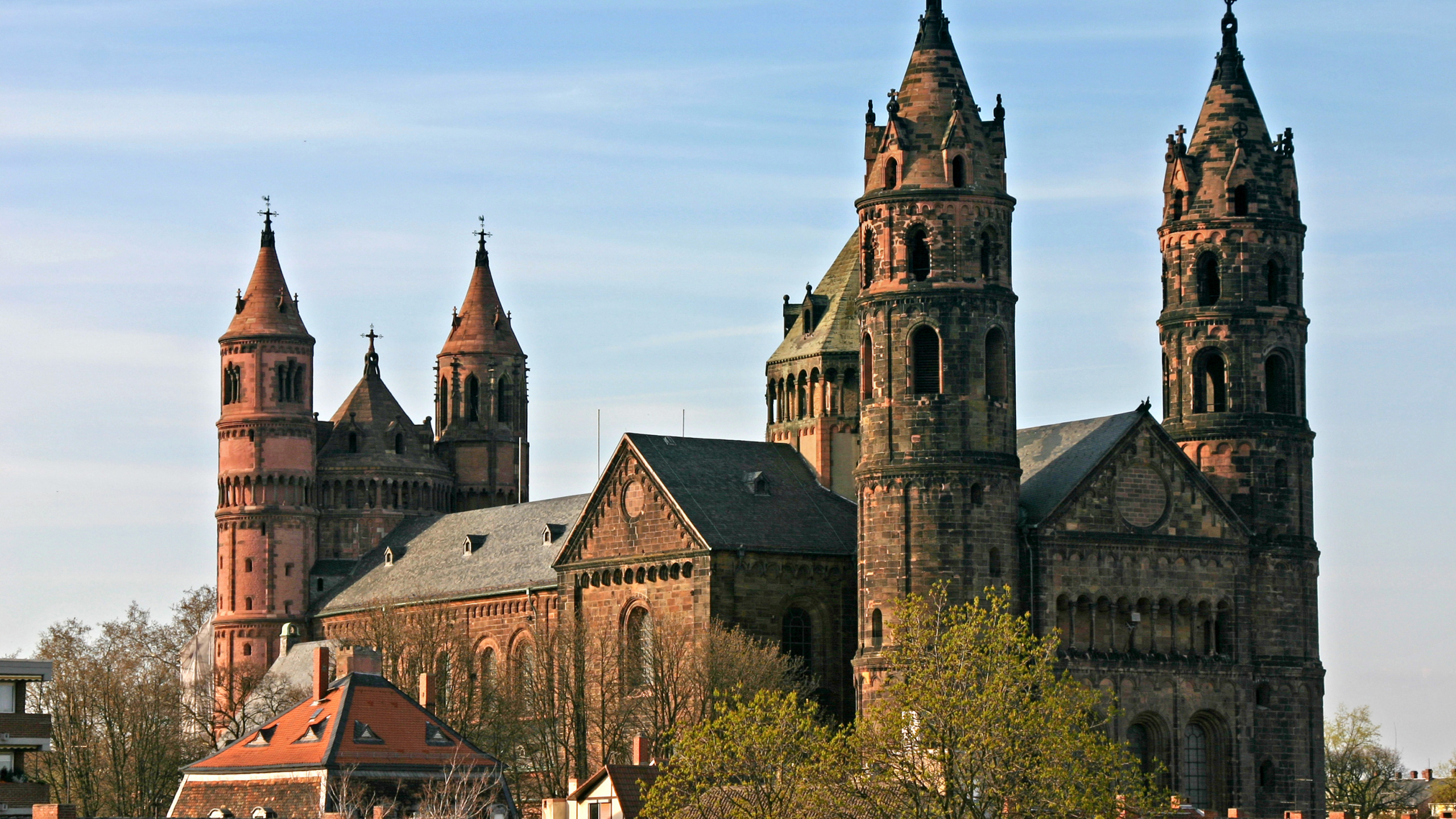 Braunes Und Graues Betongebäude. Wallpaper in 2560x1440 Resolution