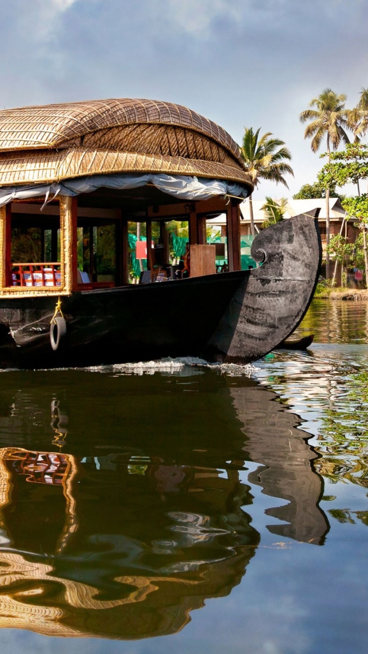 Bateau Brun Sur L'eau Près D'un Quai en Bois Brun Pendant la Journée. Wallpaper in 720x1280 Resolution