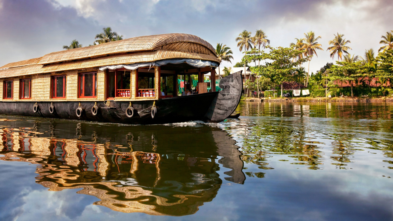 Brown Boat on Water Near Brown Wooden Dock During Daytime. Wallpaper in 1366x768 Resolution