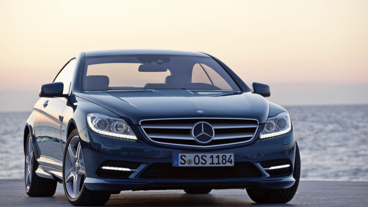 Schwarzes Mercedes-Benz-Auto Auf Grauer Asphaltstraße. Wallpaper in 1280x720 Resolution