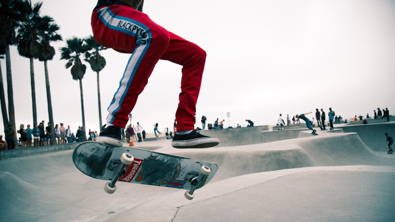 Mann in Roten Hosen Und Schwarz-weißen Turnschuhen, Die Skateboard Fahren. Wallpaper in 1280x720 Resolution