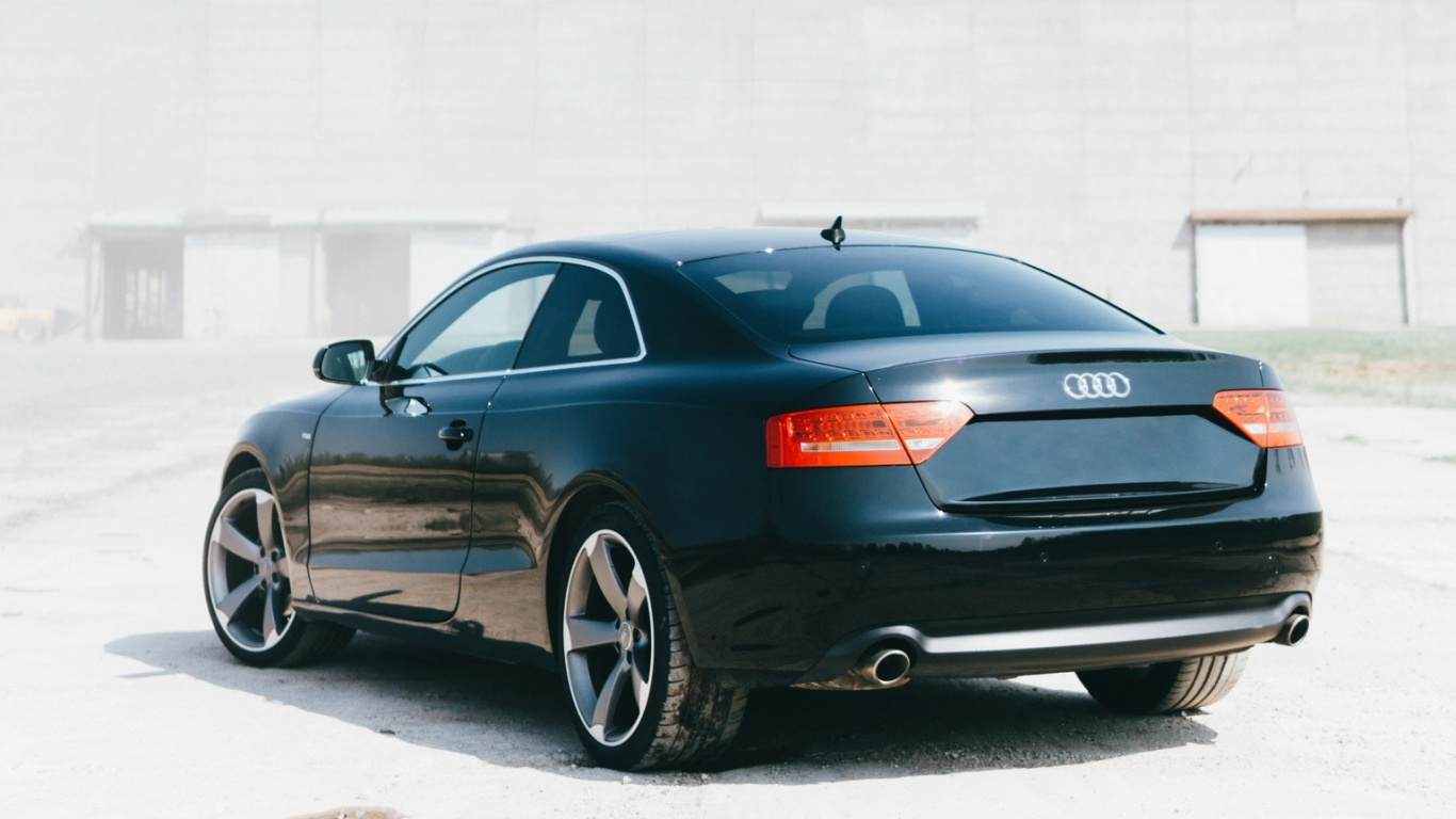 Sedán Negro en la Carretera Durante el Día. Wallpaper in 1366x768 Resolution