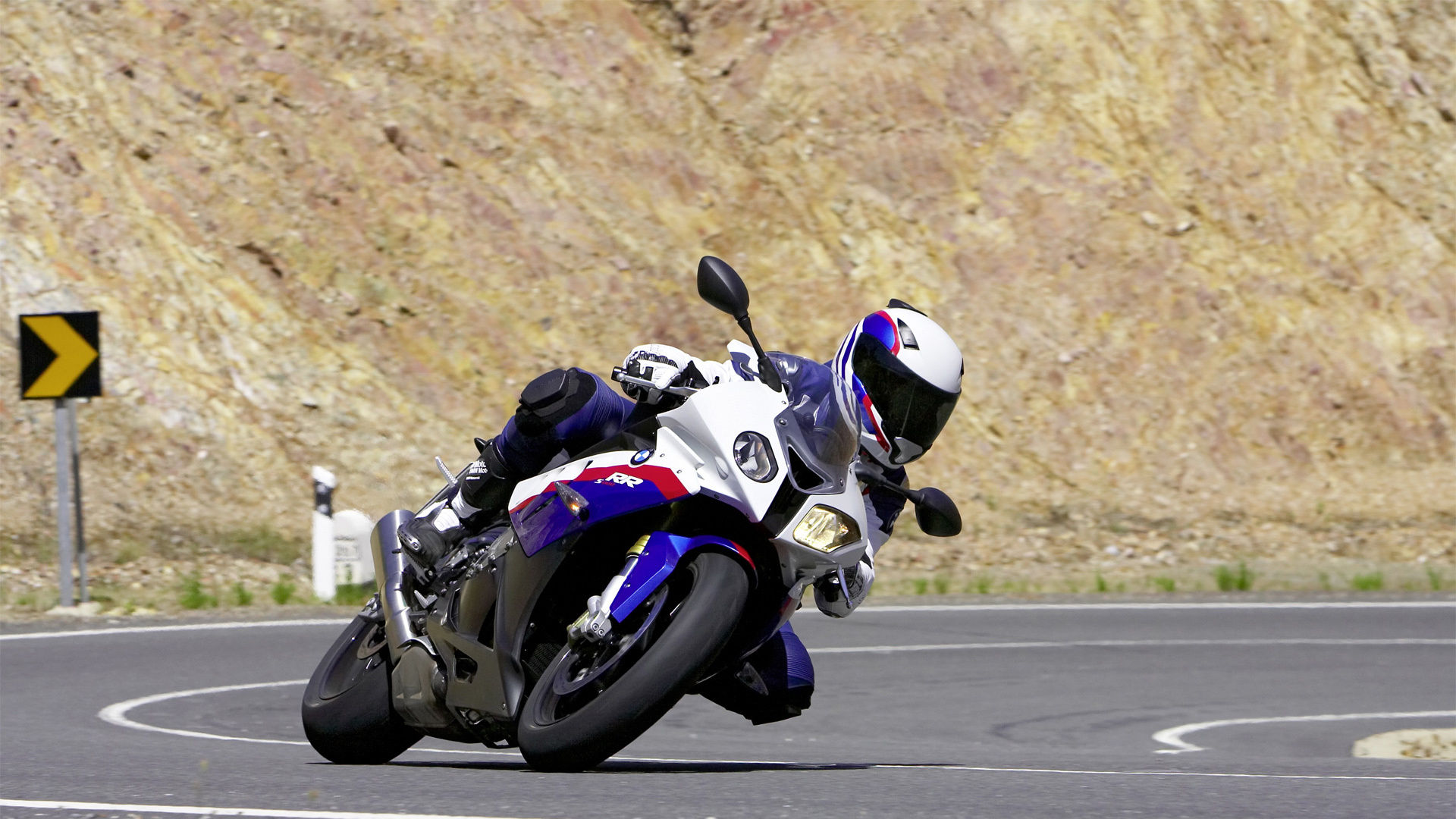 Homme en Costume de Moto Noir et Blanc Équitation Sur Vélo de Sport Blanc et Noir Sur Route. Wallpaper in 1920x1080 Resolution