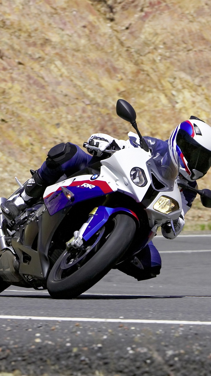 Homme en Costume de Moto Noir et Blanc Équitation Sur Vélo de Sport Blanc et Noir Sur Route. Wallpaper in 720x1280 Resolution