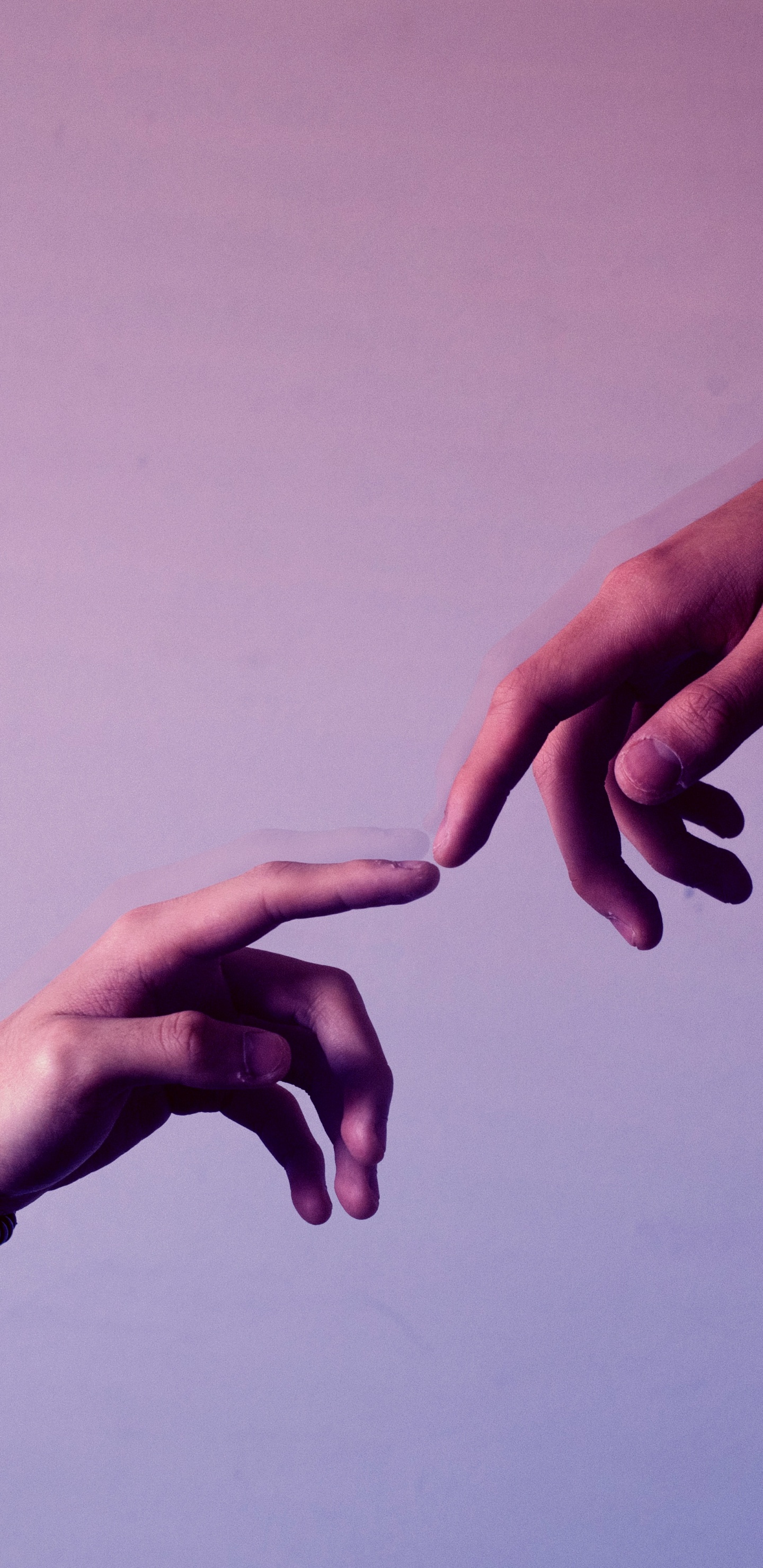 Person Mit Silbernem Ring Und Schwarzem Armband. Wallpaper in 1440x2960 Resolution