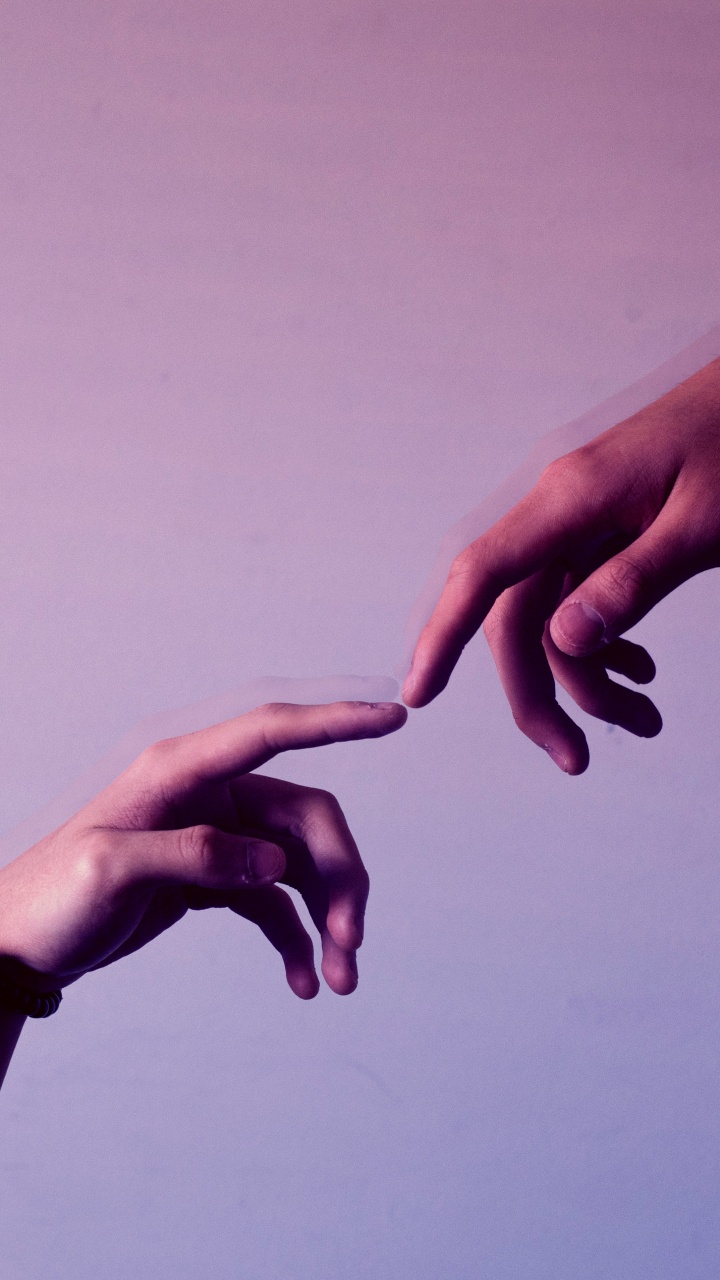 Person Mit Silbernem Ring Und Schwarzem Armband. Wallpaper in 720x1280 Resolution