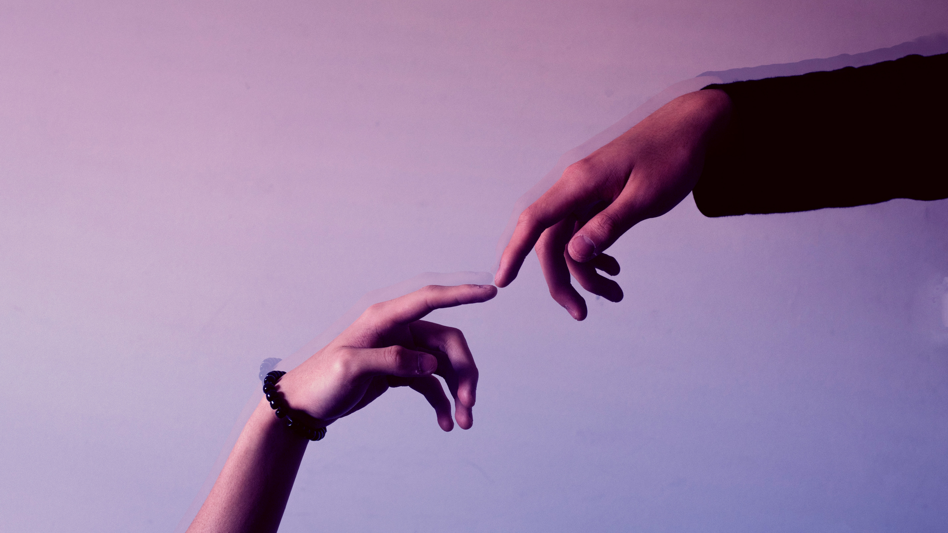 Personne Portant Une Bague en Argent et un Bracelet Noir. Wallpaper in 3840x2160 Resolution