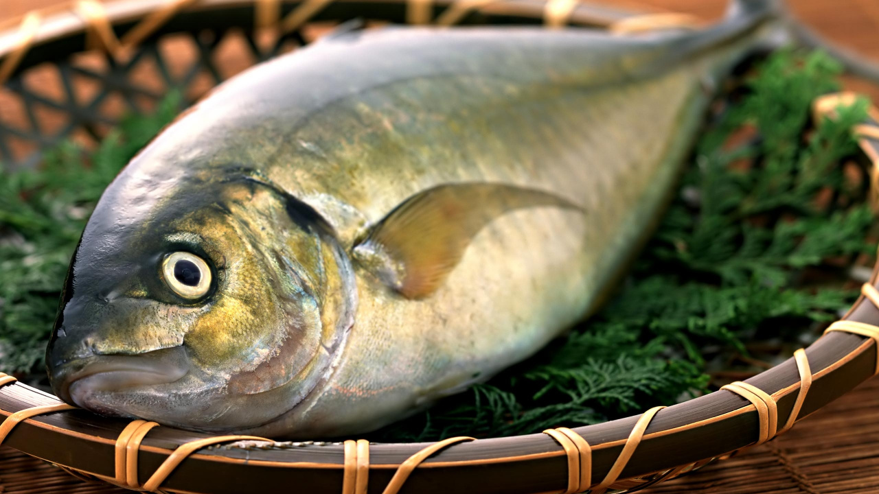 Poisson D'argent Sur Panier Tressé Marron. Wallpaper in 1280x720 Resolution