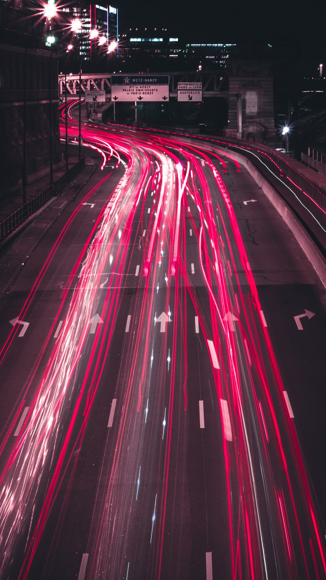 Zeitrafferaufnahmen Von Autos Auf Der Straße Während Der Nachtzeit. Wallpaper in 1080x1920 Resolution