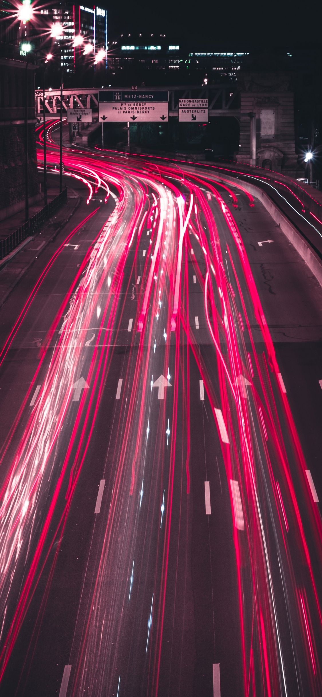 Zeitrafferaufnahmen Von Autos Auf Der Straße Während Der Nachtzeit. Wallpaper in 1125x2436 Resolution