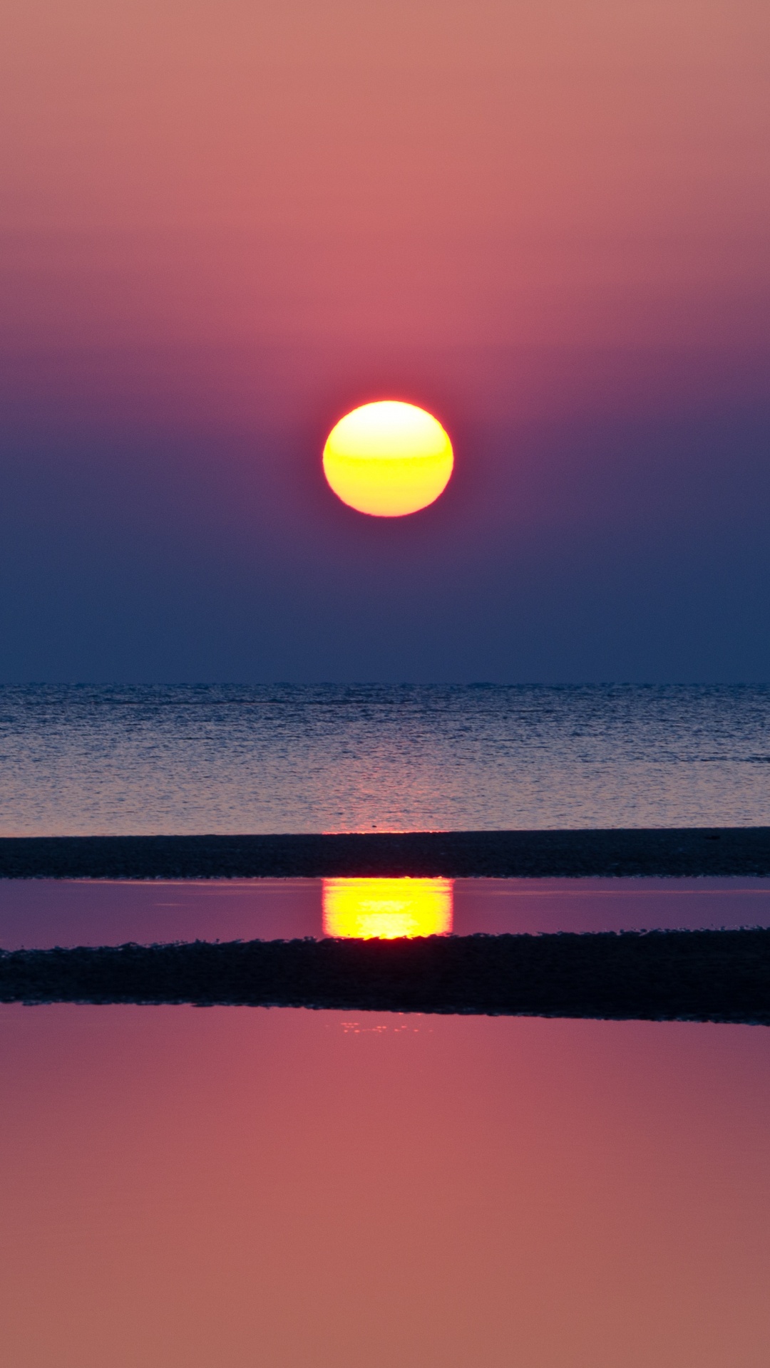 Silhouette Einer Person, Die Bei Sonnenuntergang am Strand Spazieren Geht. Wallpaper in 1080x1920 Resolution