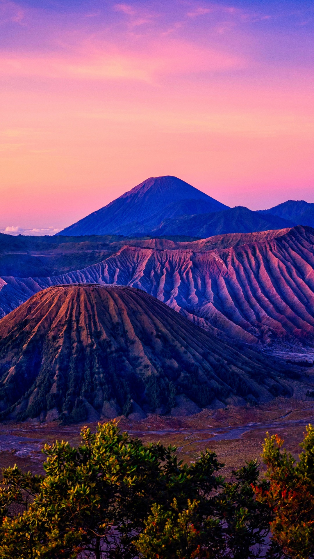 Montagne Brune Sous Des Nuages Blancs Pendant la Journée. Wallpaper in 1080x1920 Resolution