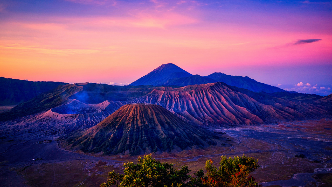 Brown Mountain Under White Clouds During Daytime. Wallpaper in 1280x720 Resolution