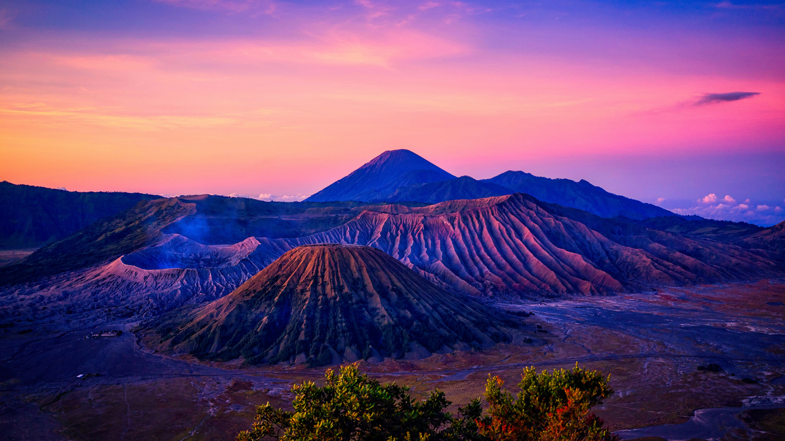 Brown Mountain Under White Clouds During Daytime. Wallpaper in 2560x1440 Resolution