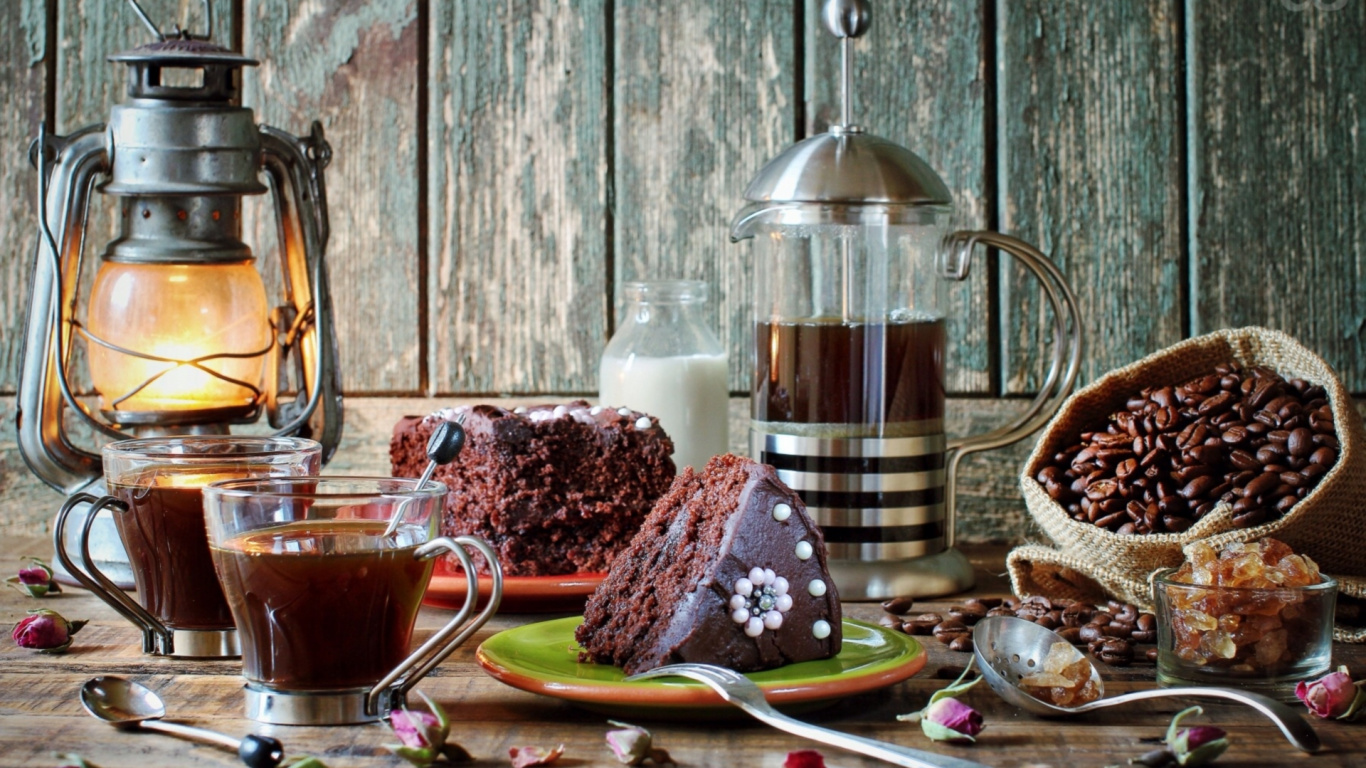 Clear Glass Pitcher on Table. Wallpaper in 1366x768 Resolution