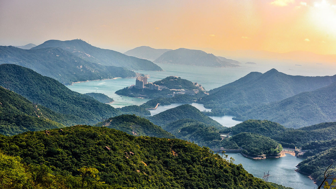 Montagne Verte à Côté D'un Plan D'eau Pendant la Journée. Wallpaper in 1366x768 Resolution