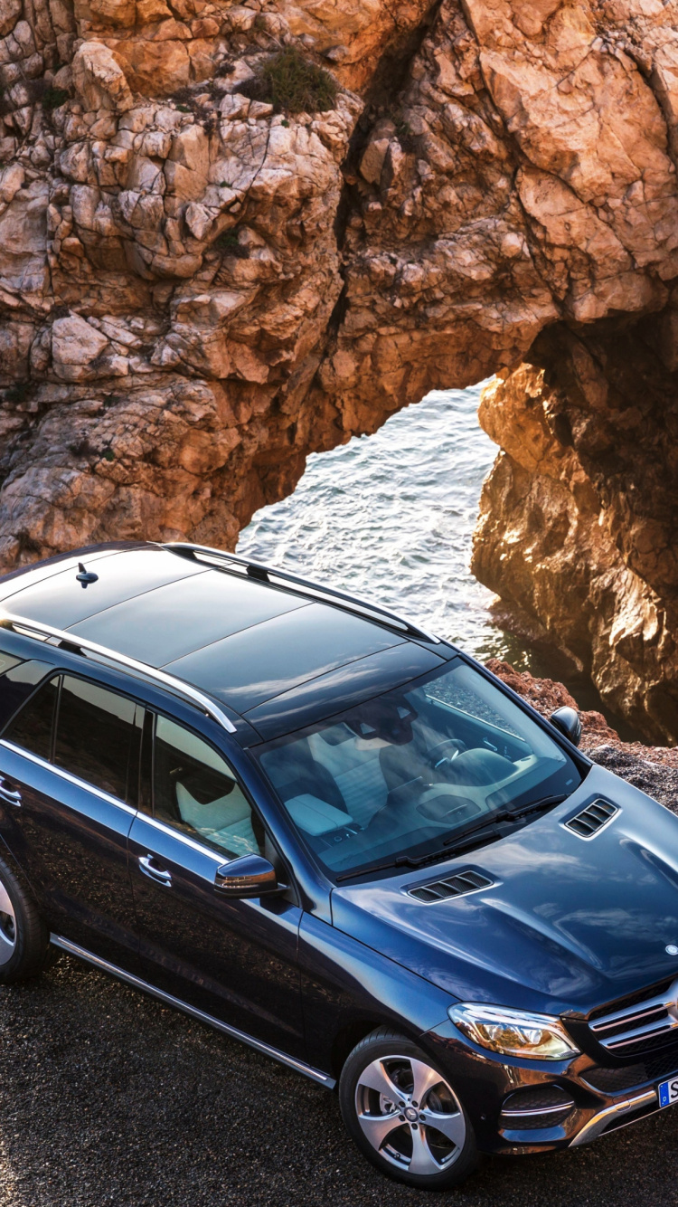 Mercedes Benz Clase c Negro Estacionado en la Orilla Rocosa Marrón Durante el Día. Wallpaper in 750x1334 Resolution