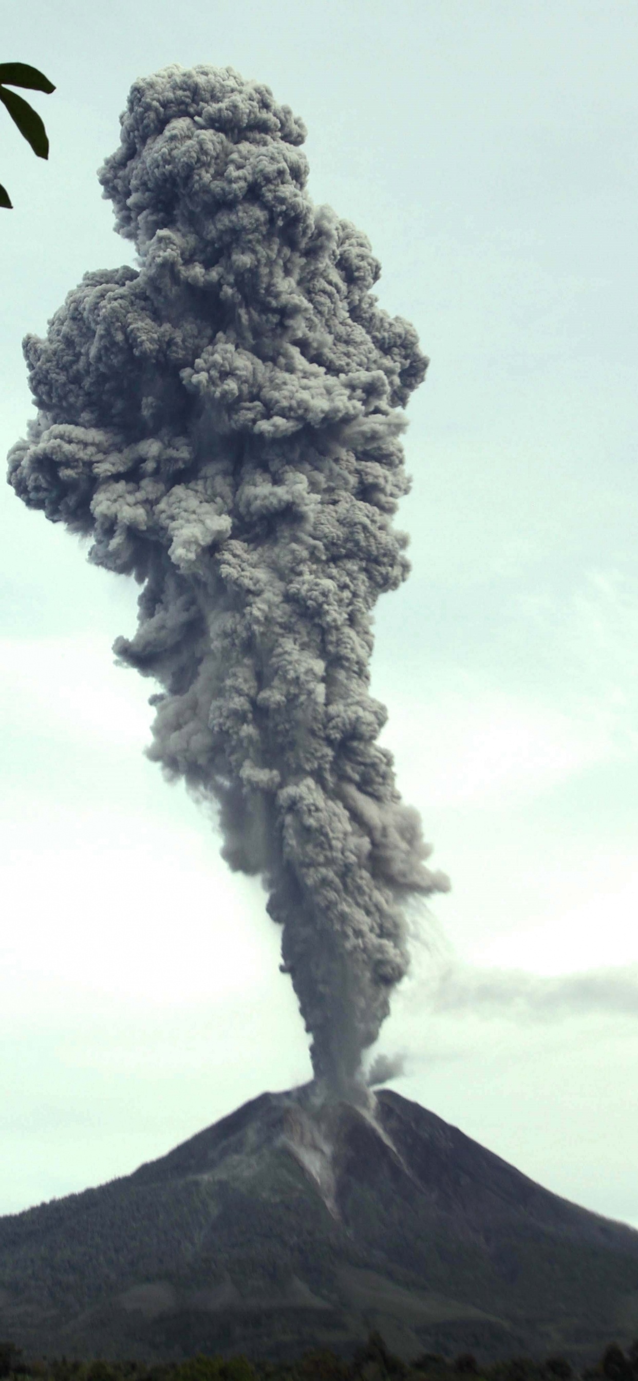 White Smoke Coming Out From The Black and White Mountain. Wallpaper in 1242x2688 Resolution