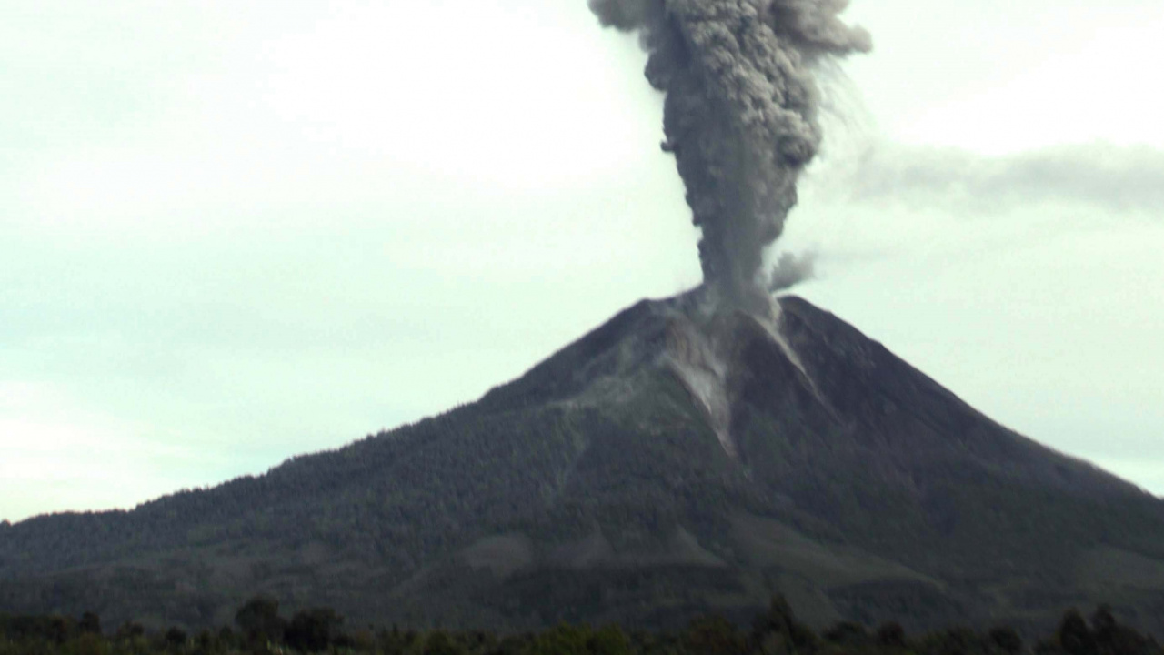 White Smoke Coming Out From The Black and White Mountain. Wallpaper in 1280x720 Resolution