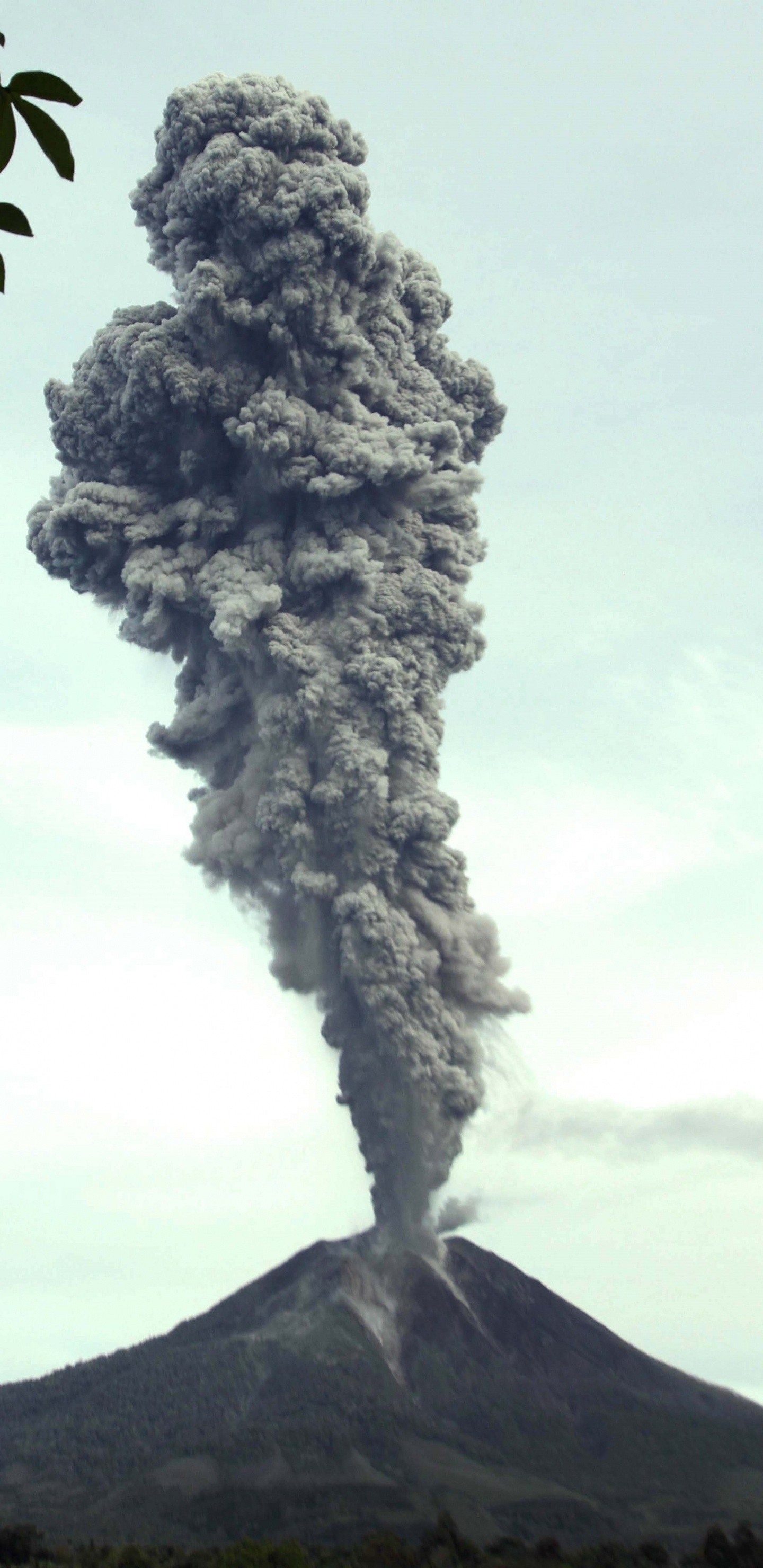 White Smoke Coming Out From The Black and White Mountain. Wallpaper in 1440x2960 Resolution