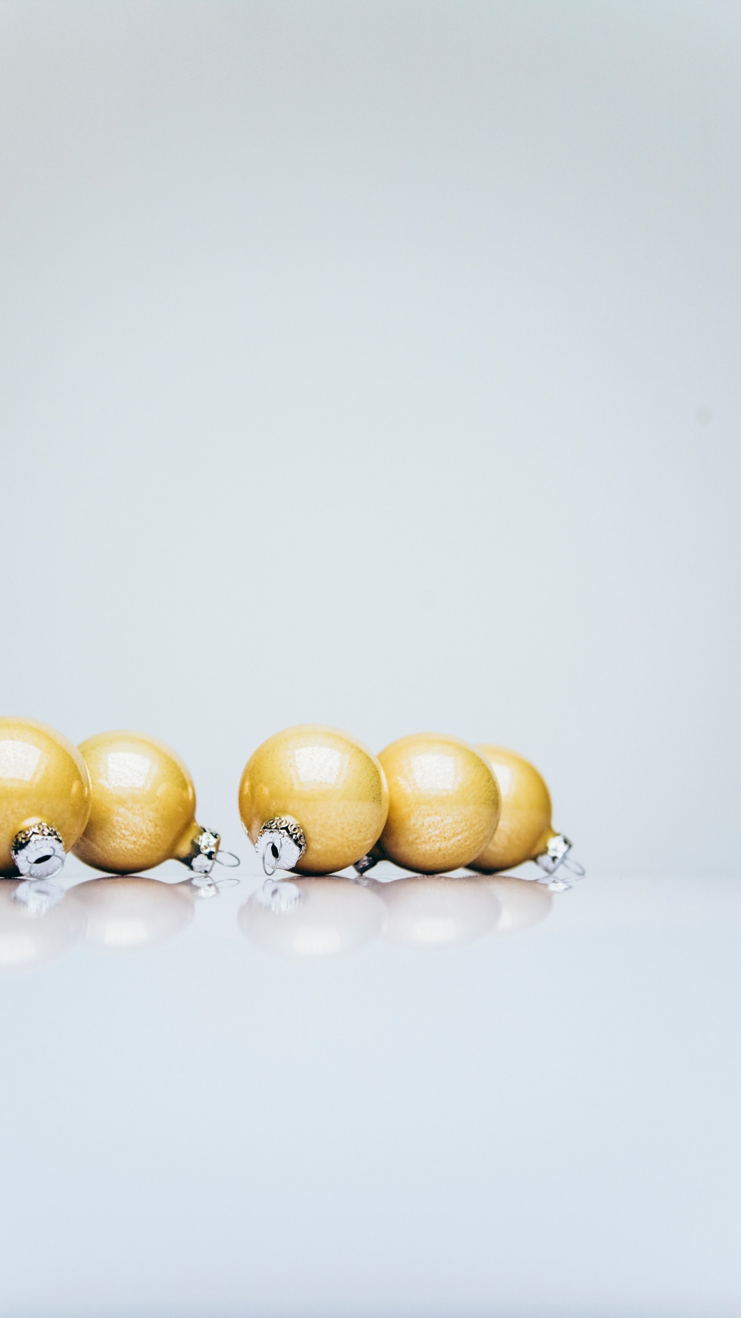 Yellow and White Beaded Accessory. Wallpaper in 1080x1920 Resolution